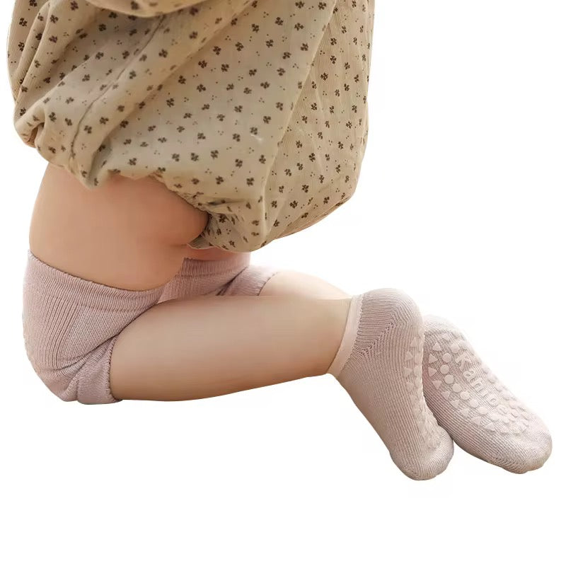 TODDLER GRIP SOCKS & KNEE PADS